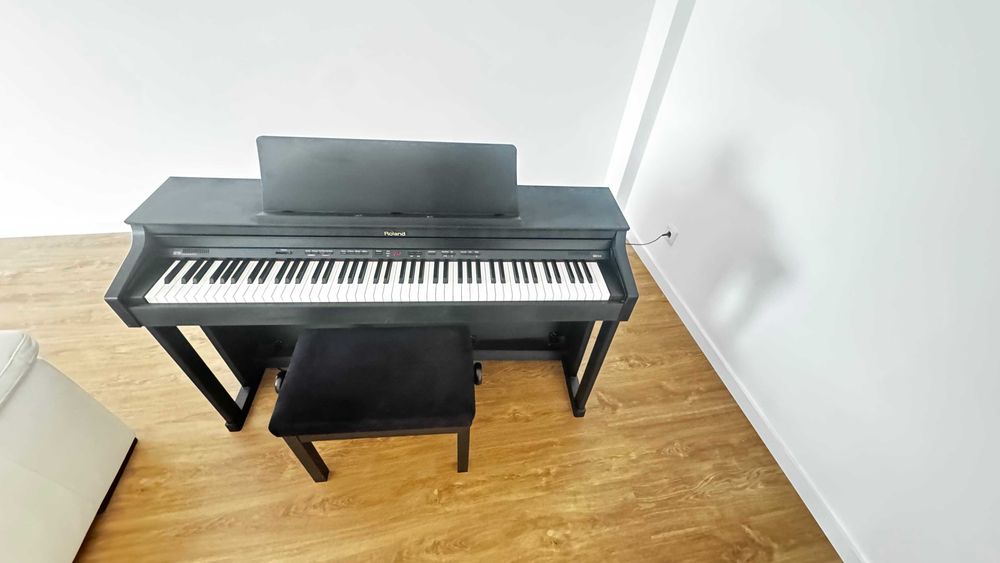 Piano Digital upright com banco em movel, como novo