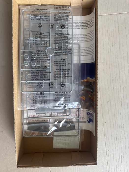 Model samolot plastikowy so skladania