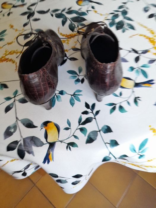 Sapatos pretos em pele e camurça e castanhos em pele com cordões