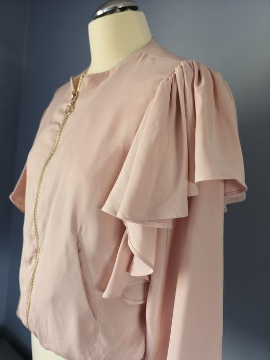 Pudrowa kurtka z falbanką