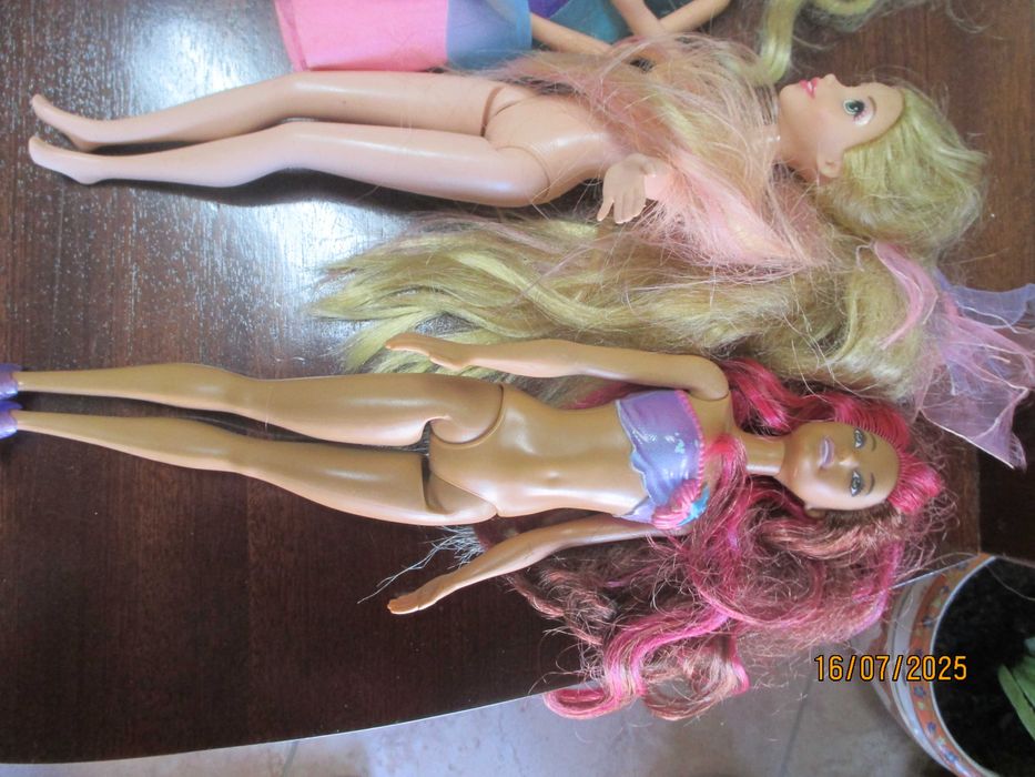 4 bonecas, algumas são Barbies