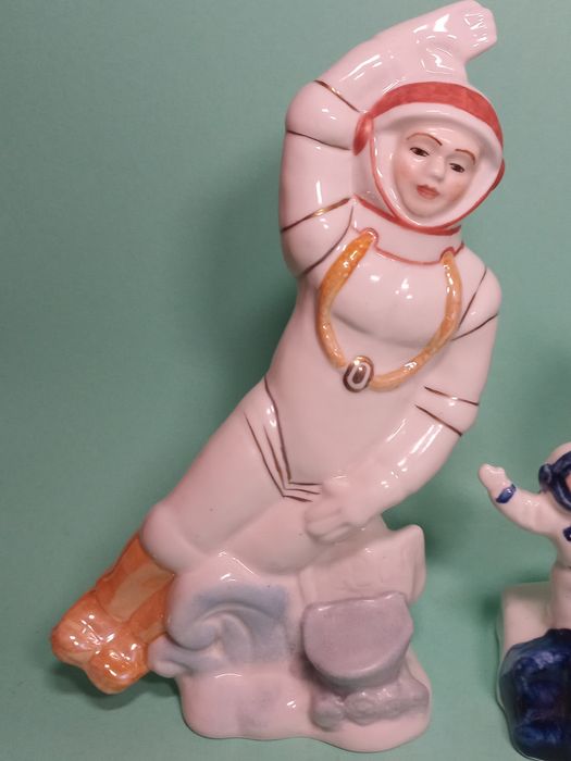 Статуэтка фарфоровая.