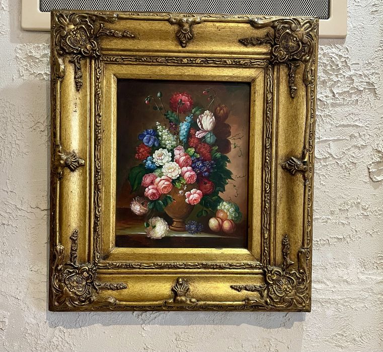 Kwiaty letnie w wazonie w pieknej drewnianej ramie