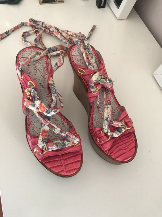 Sandálias chiques com salto, da marca Colcci.