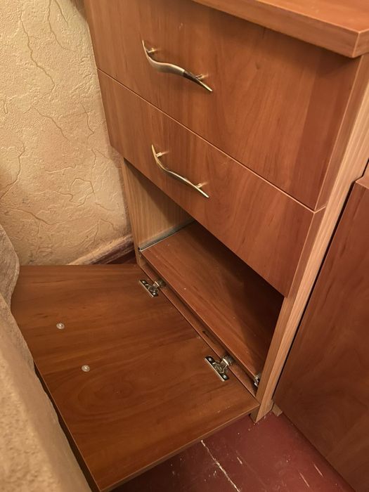 Продам свою стенку / уголок / стол для учебы, работы