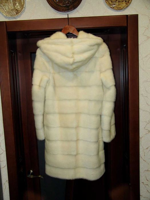 Продам норковую шубу с капюшоном