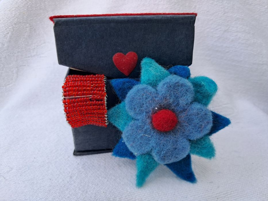 Conjunto Artesanal de Oferta: Caixa + Pregadeira Lã Feltrada + Anel Ajustável