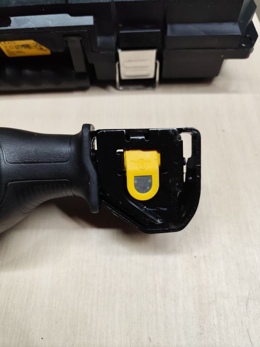 Потужна вживана DeWalt DWE 305 шабельна пила Деволт оригінал
