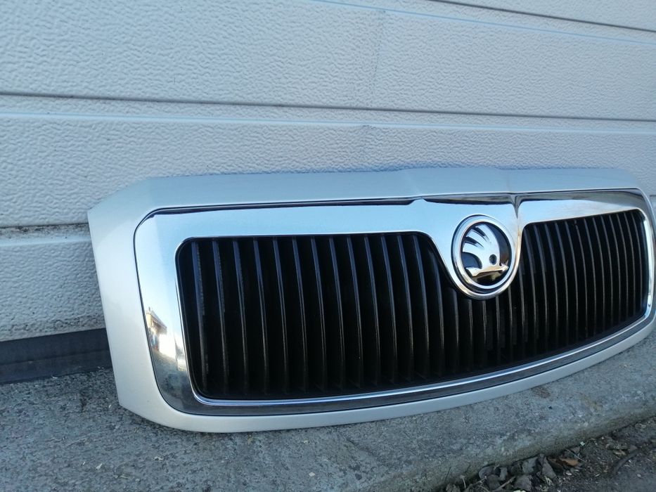 Grill Skoda Superb 1 kod 9102 srebrny