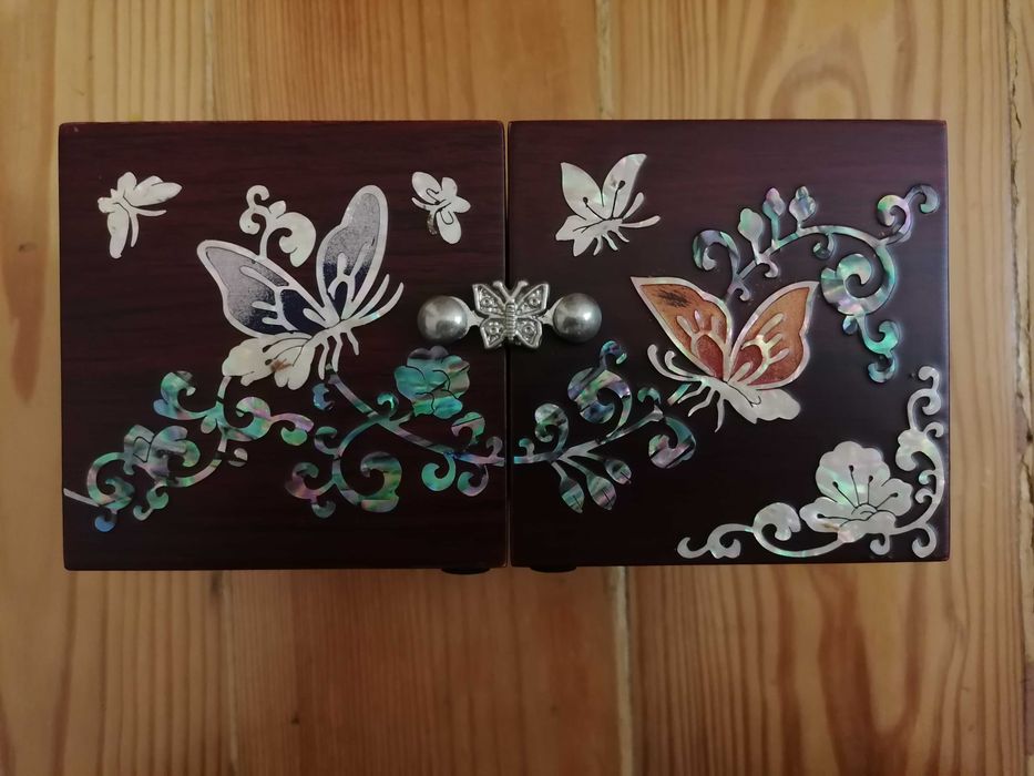 Caixinha de joias Coreana lacada com desenhos a madre pérola