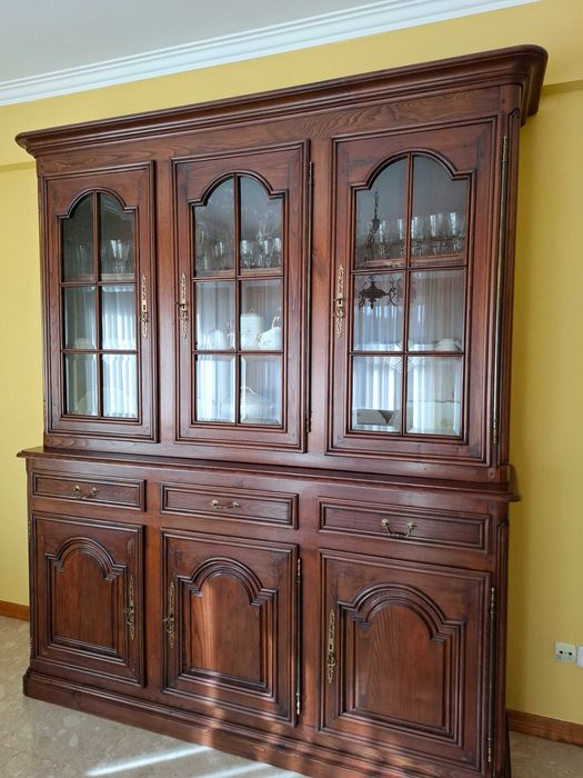 Móvel louceiro em mogno