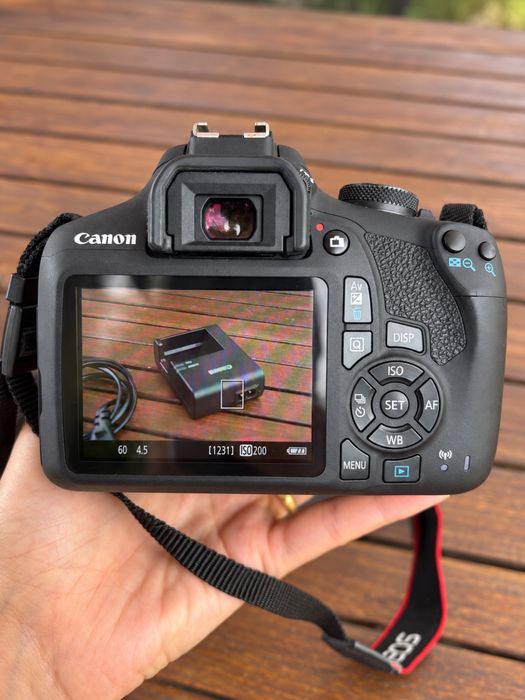 Canon EOS 2000D + objetiva 18–55 mm + mala e acessórios