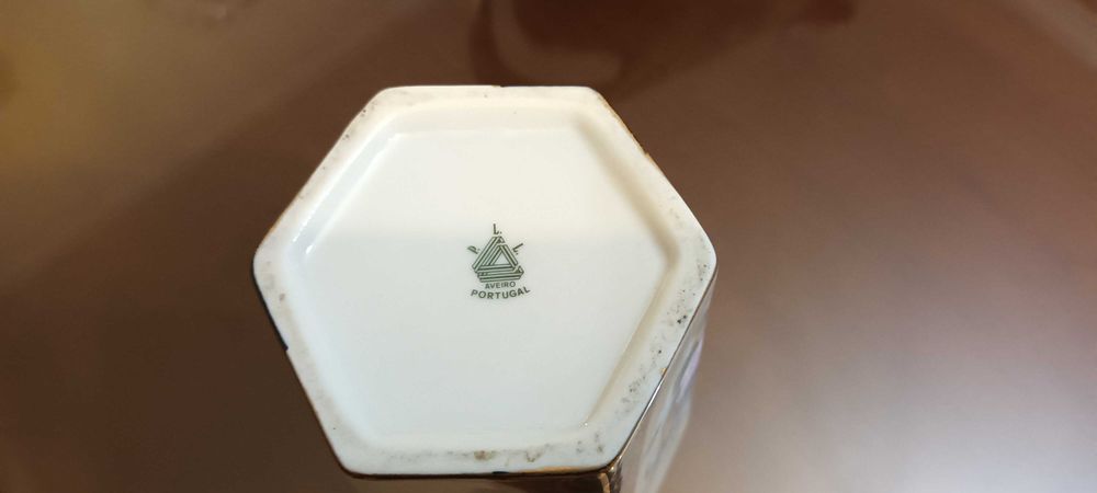 Pote em porcelana, com detalhes em ouro
