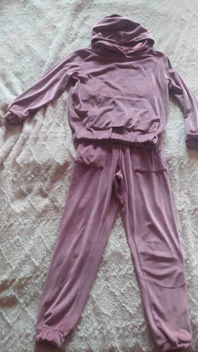 Welurowy dres dziewczęcy 134-140cm