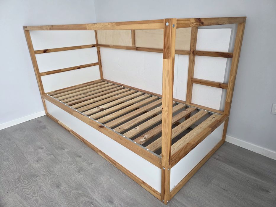 Cama beliche com 2 colchões e roupa cama de menino