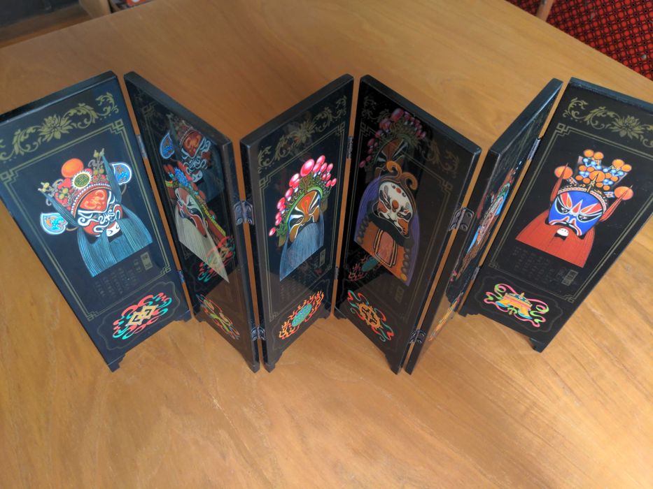 Mini biombo dobrável chinês de 6 painéis decorado com padrões coloridos de maquilhagem da Ópera de Pequim