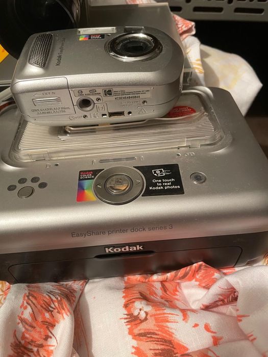 2 aparaty Kodak + drukarka stan bardzo dobry, ladowarka.