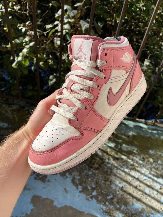 Ikoniczne skórzane buty wysokie sneakersy Air Jordan 1 Mid GS w wersji kolorystycznej „Pink Wash / Atmosphere” r. 38