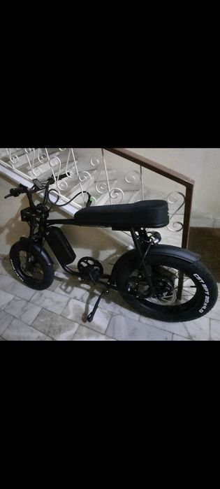 E-bike 50 Rebels preta 750W com suspensão