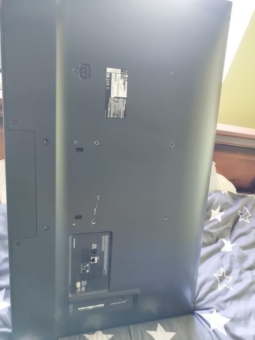 LG 43 cale z wieszakiem zamiast nogi