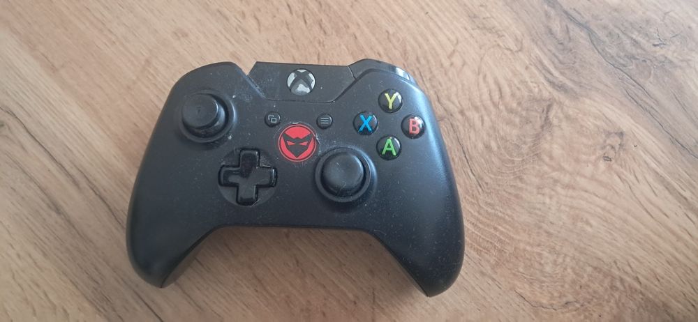 Xbox one 750 + 7 gier + pad