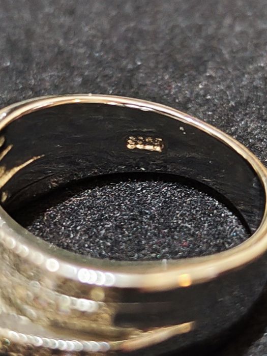 Posrebrzany pierścionek z cyrkoniami