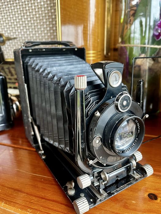 Antiga máquina fotográfica Voigtländer Berheil de grandes dimensões