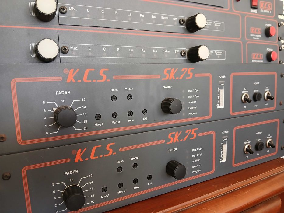 Som Profissional KCS (Kelonik) – Amplificadores, Crossovers e Monitores