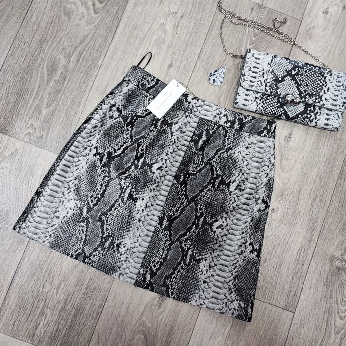 Нова спідниця з еко шкіри (S) принт рептилії.