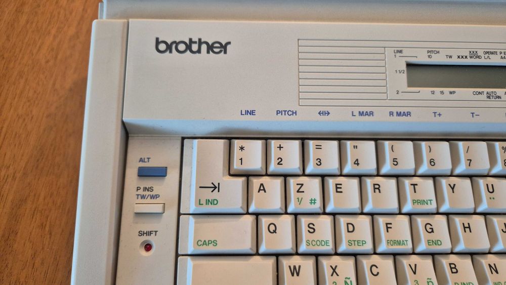 Vendo Máquina de Escrever eletrónica BROTHER AX-130 - Óptimo estado!