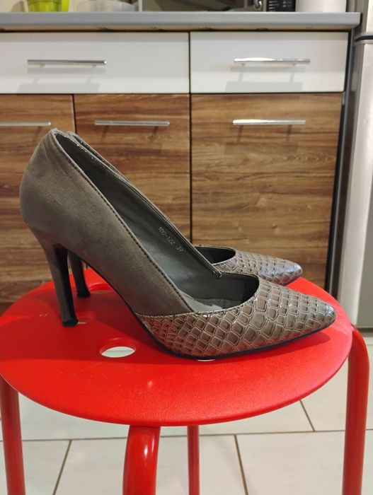 Szpilki 39            .