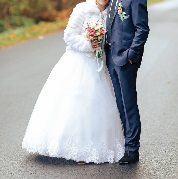 Біле весільне плаття