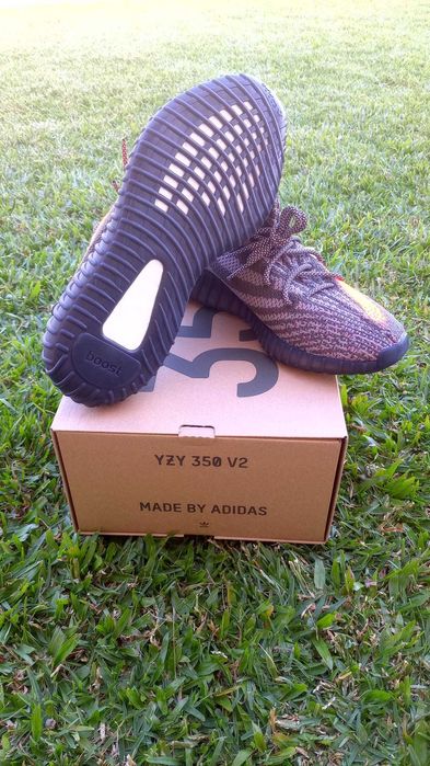 Yeezy Boost 350 v2 Carbon Beluga 44 - Novo