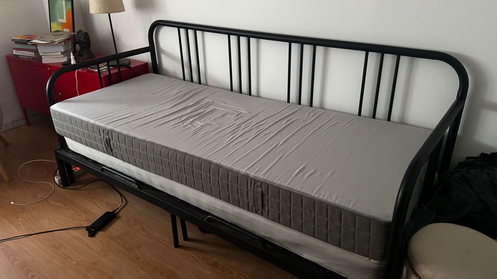 Cama IKEA com dois colchões