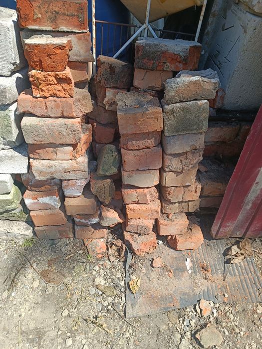 Продам червону цеглу половинки бу. Приблизно 60-70 половинок по 4 грн + 10 цілих по 7 грнСамовивіз
