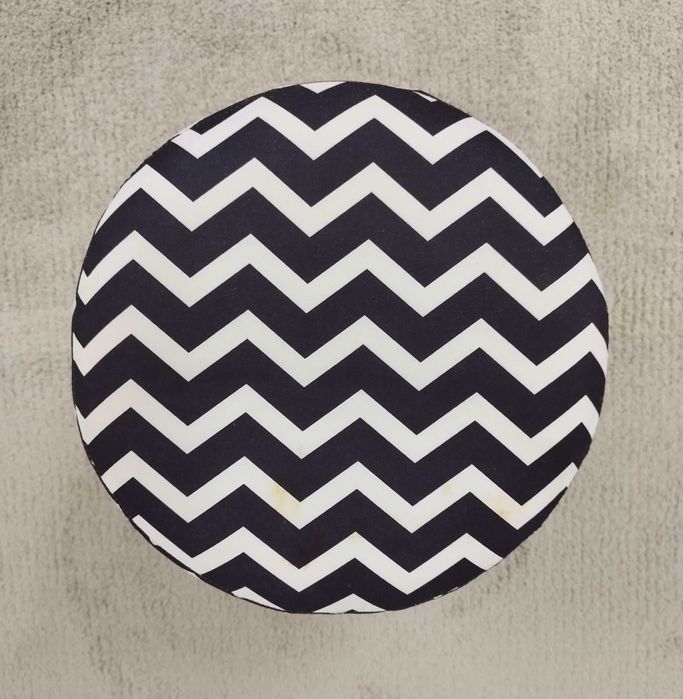 Banco de apoio. Revestimento em tecido branco e preto