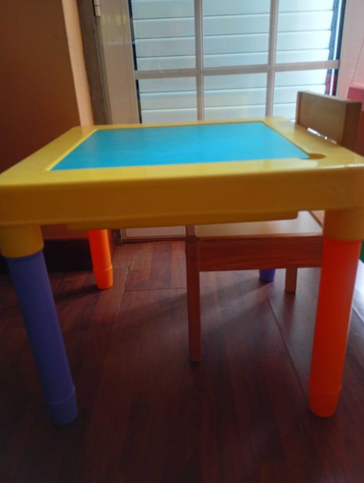 Mesa de plástico para crianças