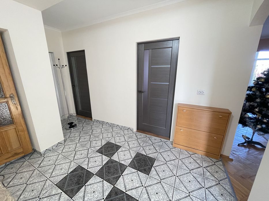 4-кімнатна квартира в центрі міста Виноградів. Третій поверх. 82 кв.м