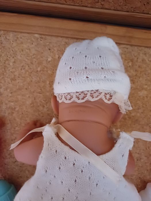 Boneca bebé com roupas e acessórios.