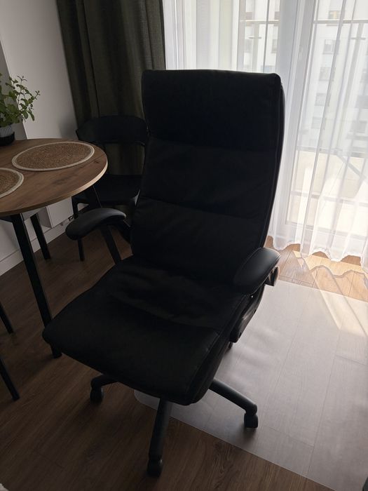 Fotel biurowy w stanie idealnym