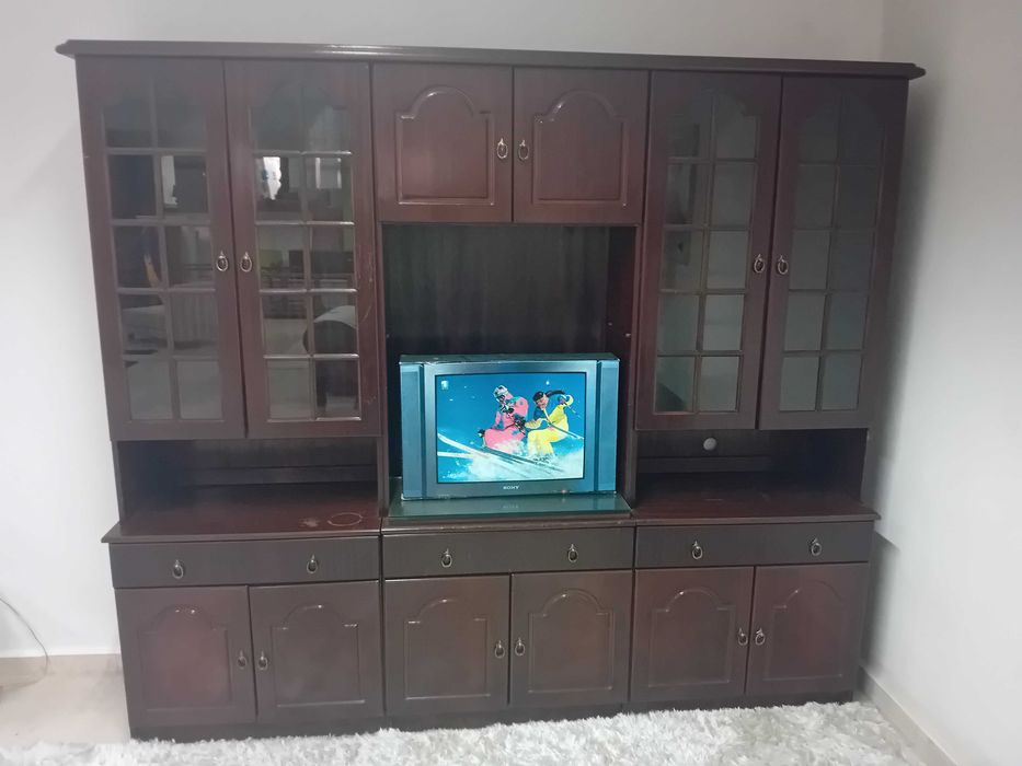 Estante de sala em mogno