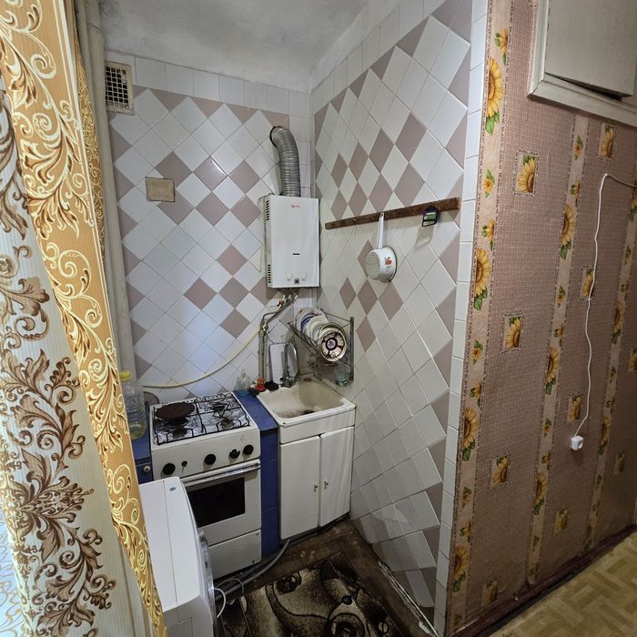 Продаж 2 кімнатна  сталінка Центр сертифікат так