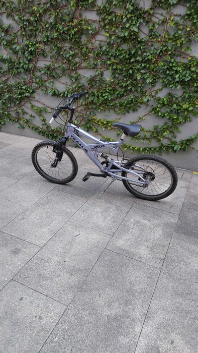 Bicicleta com suspensão e 6 mudanças