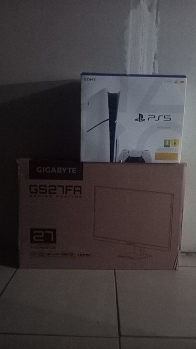 Playstation 5 slim com entrada de disco e monitor gigabyte 180hz