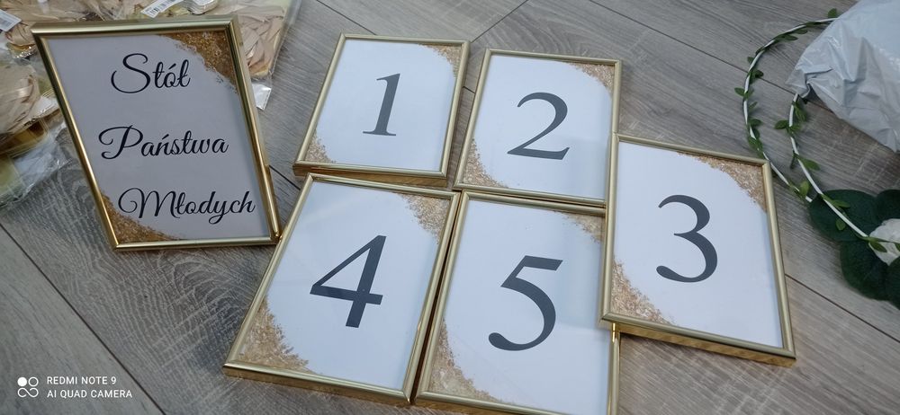 Złote ramki, numerki stołów