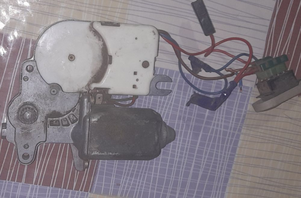 Мотор электропривода люка