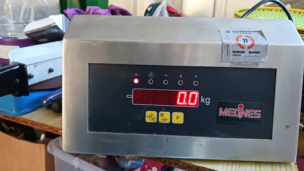 Balanças de suspensão fixas na parede.