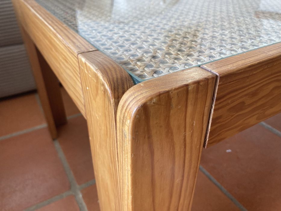 Mesa de Centro em Madeira com Tampo de Vidro e Palhinha