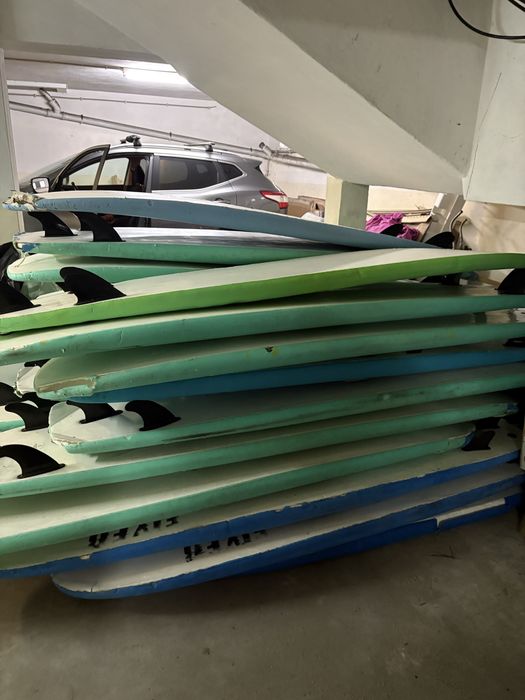 Pranchas de Surf de Escola danificadas