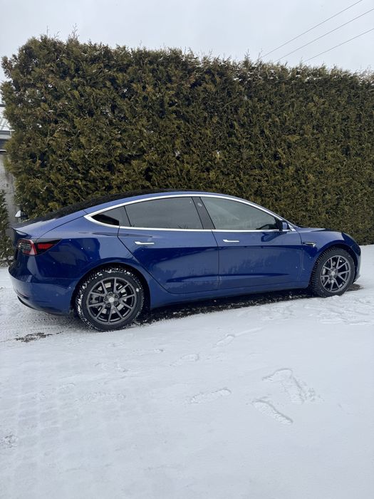 Продам власну машину Tesla Model 3